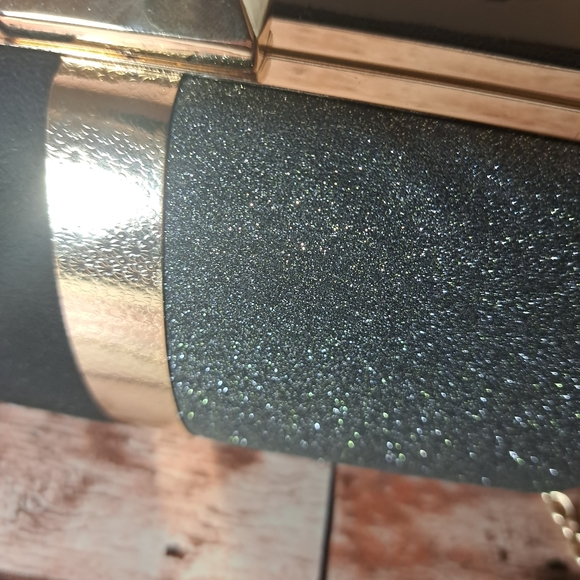 Gorgeous black evening bag with gold details - Picture 9 of 16